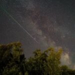 Lluvia de meteoritos en el cielo nocturno