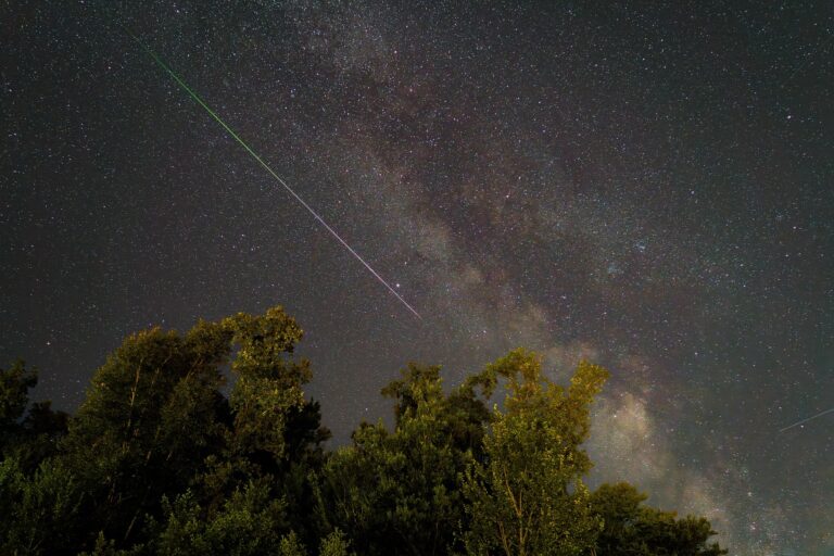 Lluvia de meteoritos en el cielo nocturno